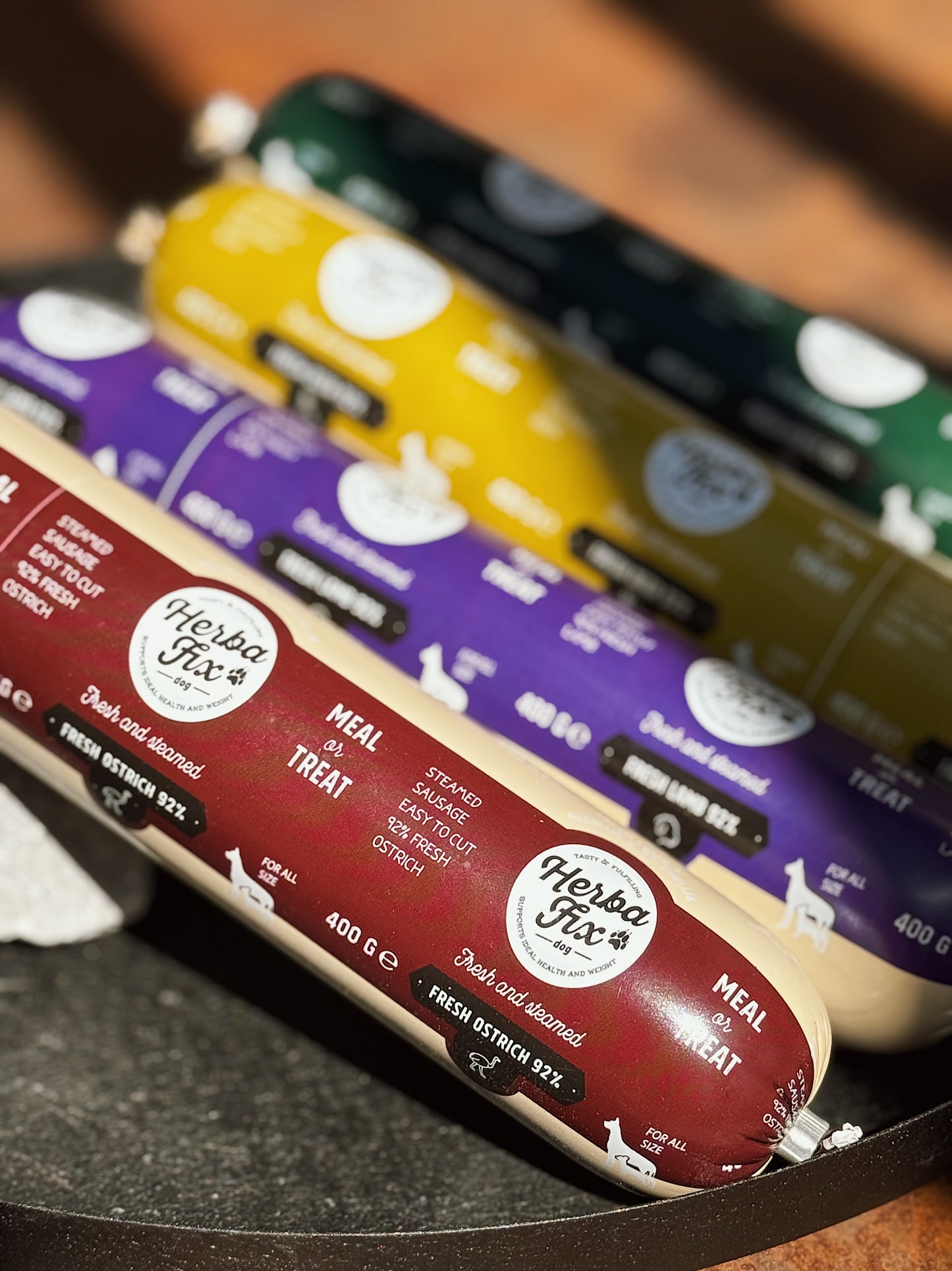 Gestoomde worst struisvogel gepresenteerd tussen andere smaken