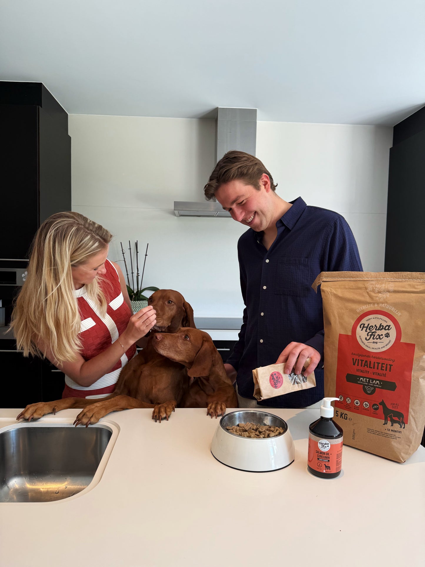 Koppel met honden die genieten van Herbafix Vitaliteit Lam hondenvoeding